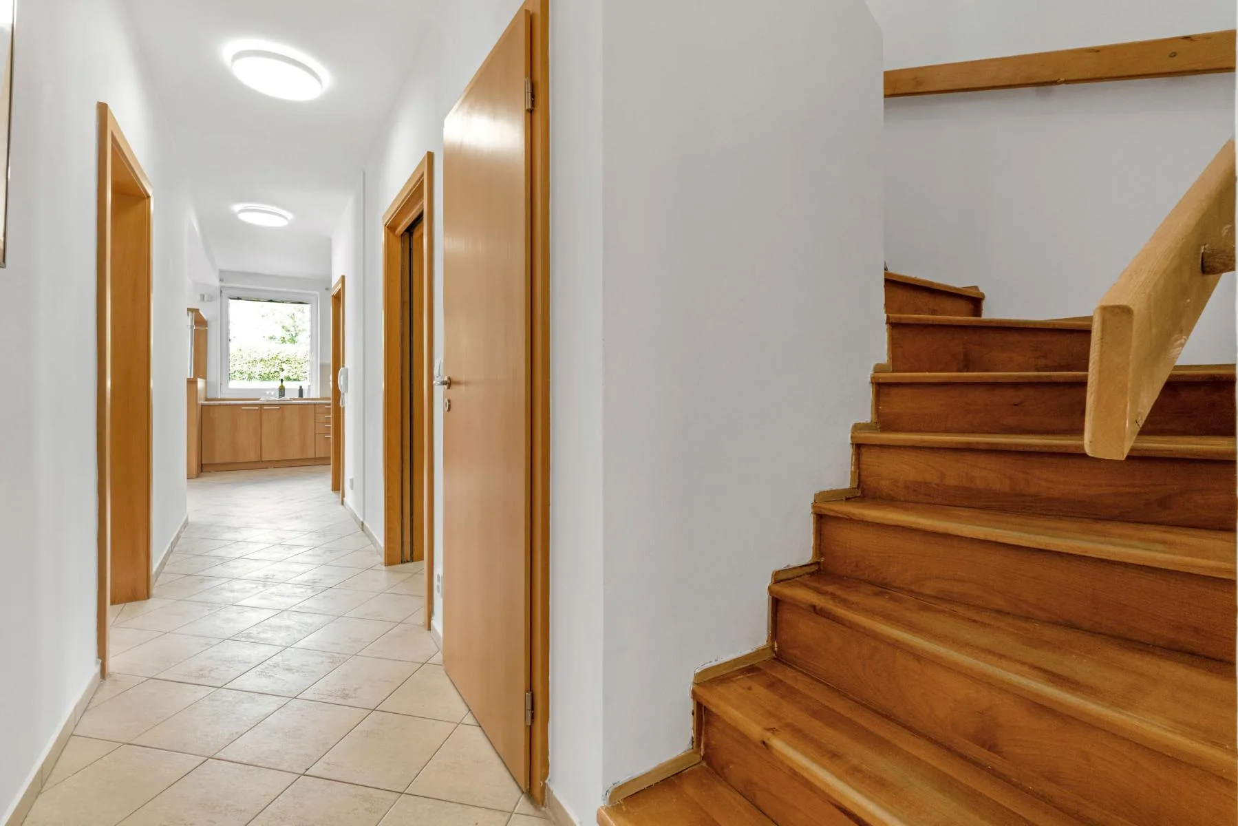 Rodinný dům 5+kk, 202 m2, pozemek 1 200 m2, zimní zahrada, bazén, dvojgaráž, Praha, Miškovice