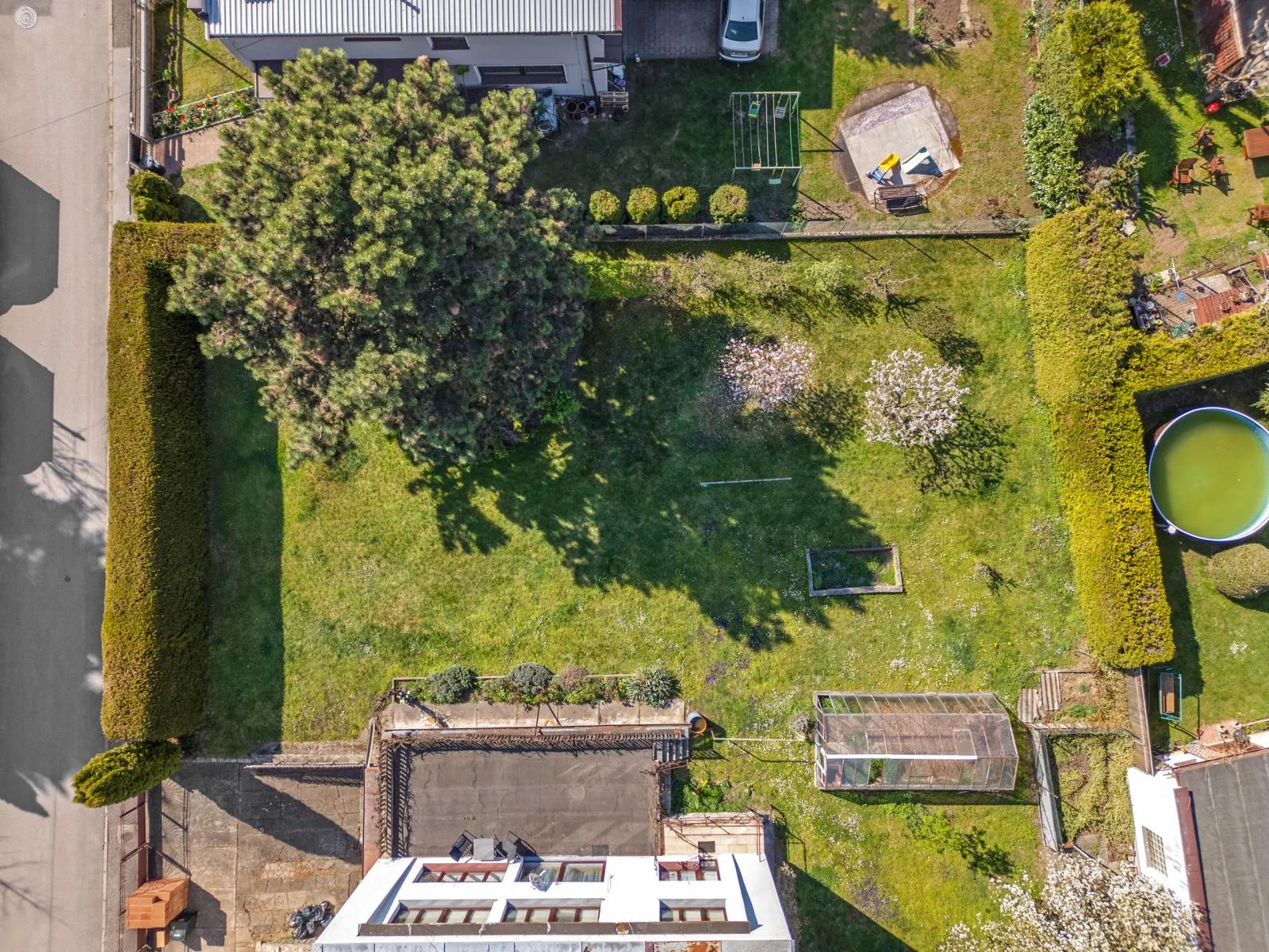 Stavební pozemek cca 600 m2, kompletní sítě, možnost výstavby RD i menšího bytového projektu
