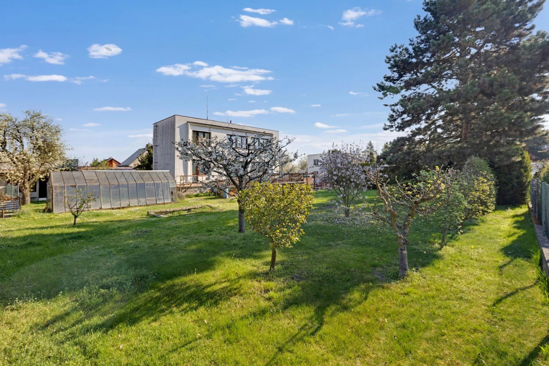 Stavební pozemek cca 600 m2, kompletní sítě, možnost výstavby RD i menšího bytového projektu