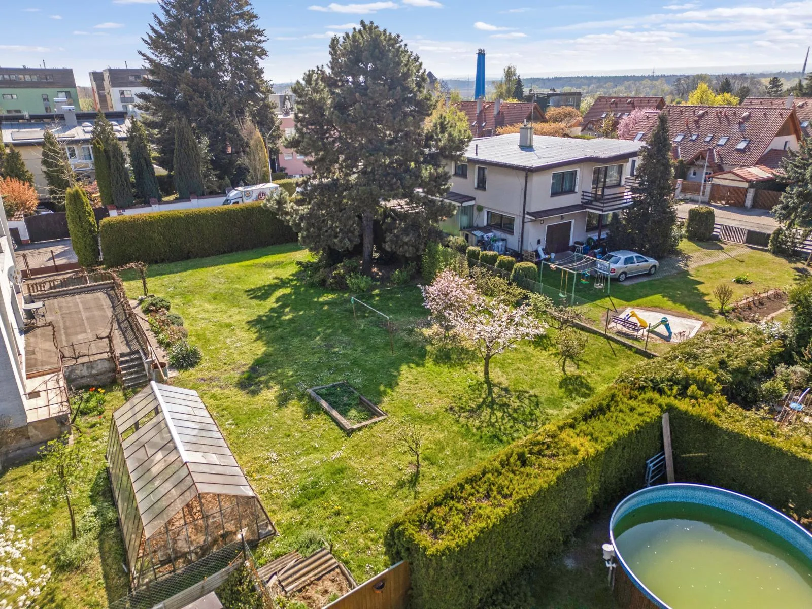 Stavební pozemek cca 600 m2, kompletní sítě, možnost výstavby RD i menšího bytového projektu