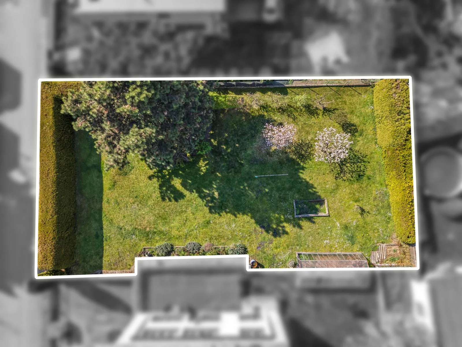 Stavební pozemek cca 600 m2, kompletní sítě, možnost výstavby RD i menšího bytového projektu