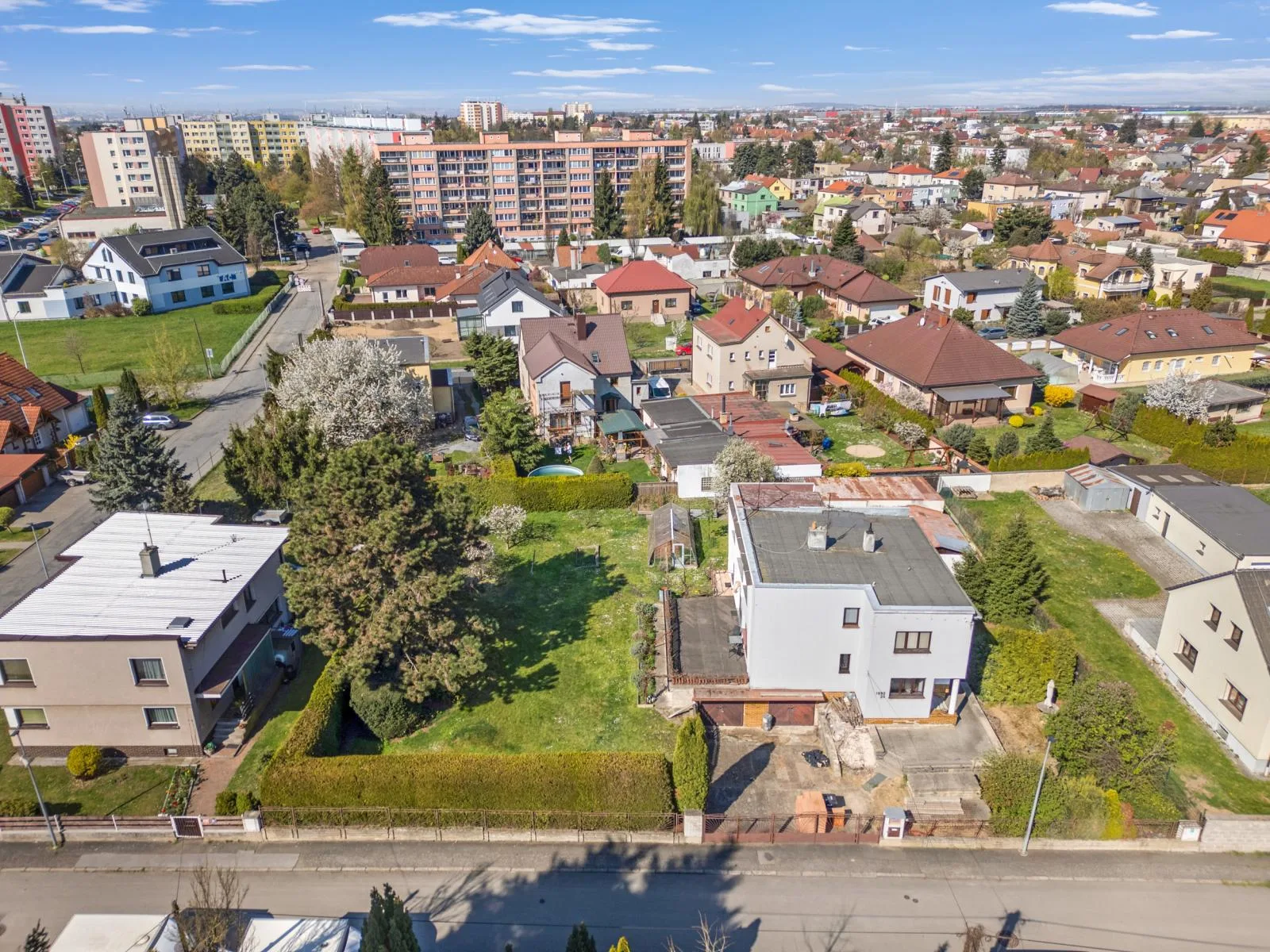 Stavební pozemek cca 600 m2, kompletní sítě, možnost výstavby RD i menšího bytového projektu