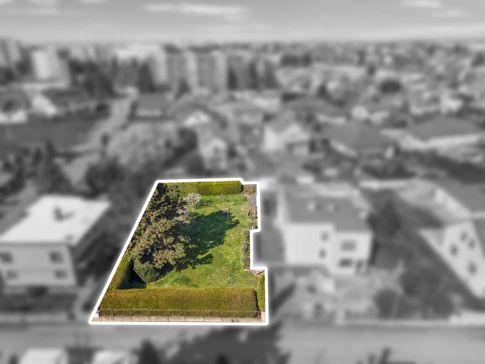 Stavební pozemek cca 600 m2, kompletní sítě, možnost výstavby RD i menšího bytového projektu