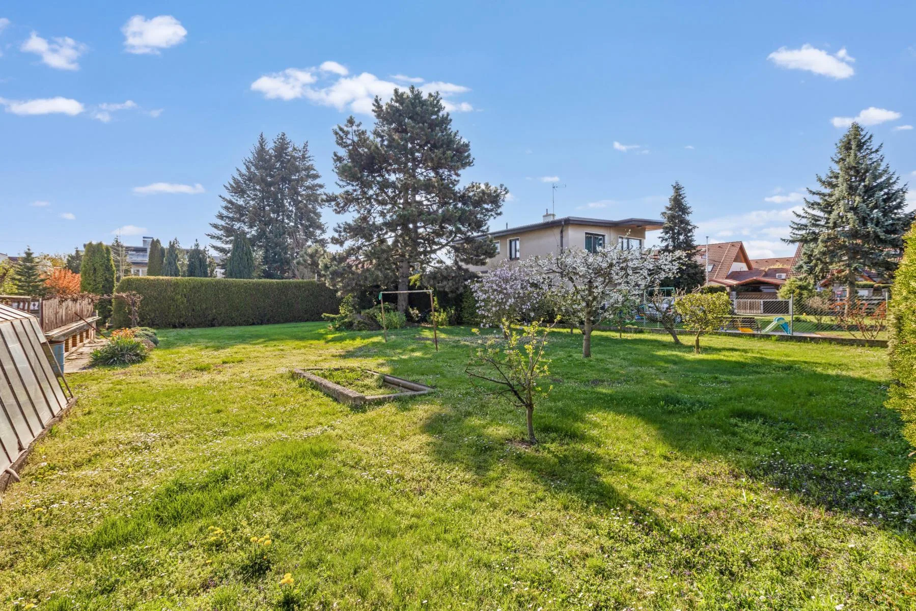 Stavební pozemek cca 600 m2, kompletní sítě, možnost výstavby RD i menšího bytového projektu