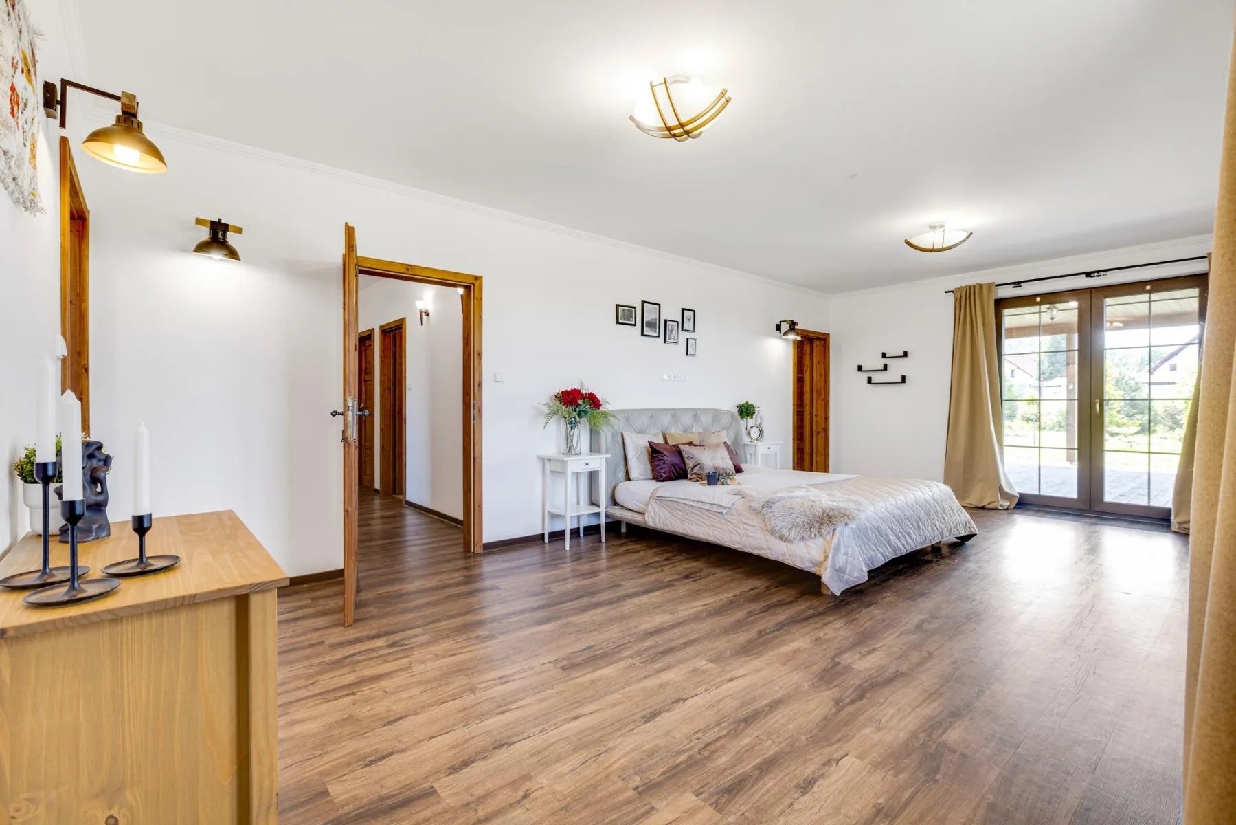 Nadstandardní bungalov z roku 2022, 4+kk, 243 m2, terasa 66 m2, pozemek 2 991 m2, Němčice u Kolína